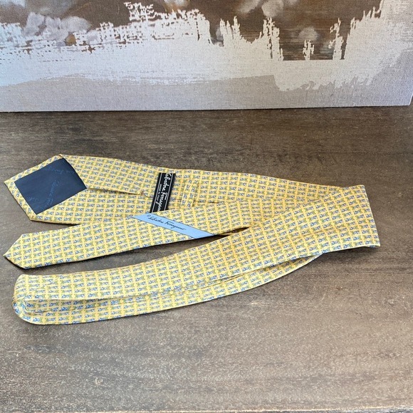 FERRAGAMO Dog With Bones Printed Tie 100% Silk Yellow Blue Made In Italy - Picture 4 of 6